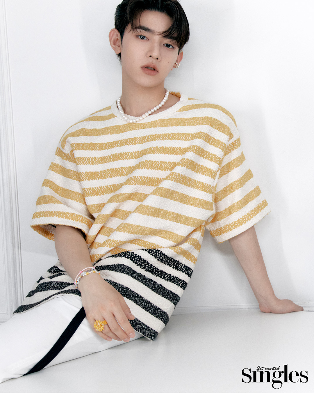 하오가 질샌더 by 분더샵의 티셔츠, 앤드밀미스터의 팬츠를 착용하고 촬영한 싱글즈 화보